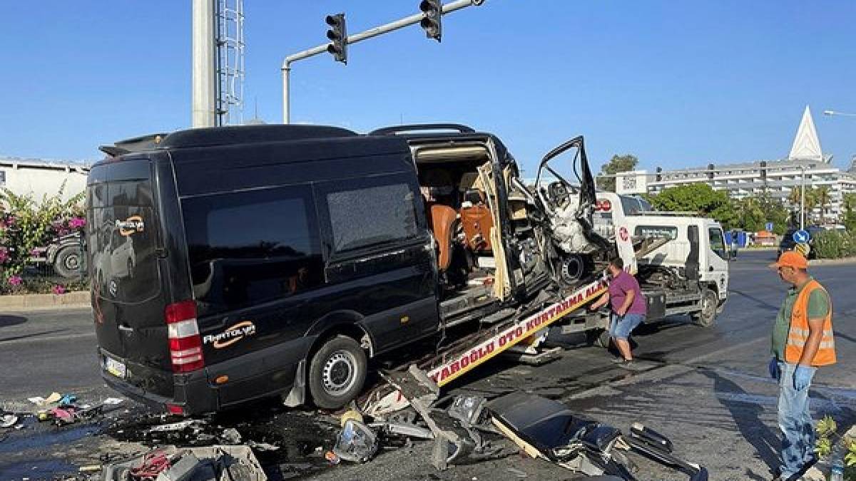 Туристичний автобус у Туреччині врізався у вантажівку: серед загиблих українка — ЗМІ