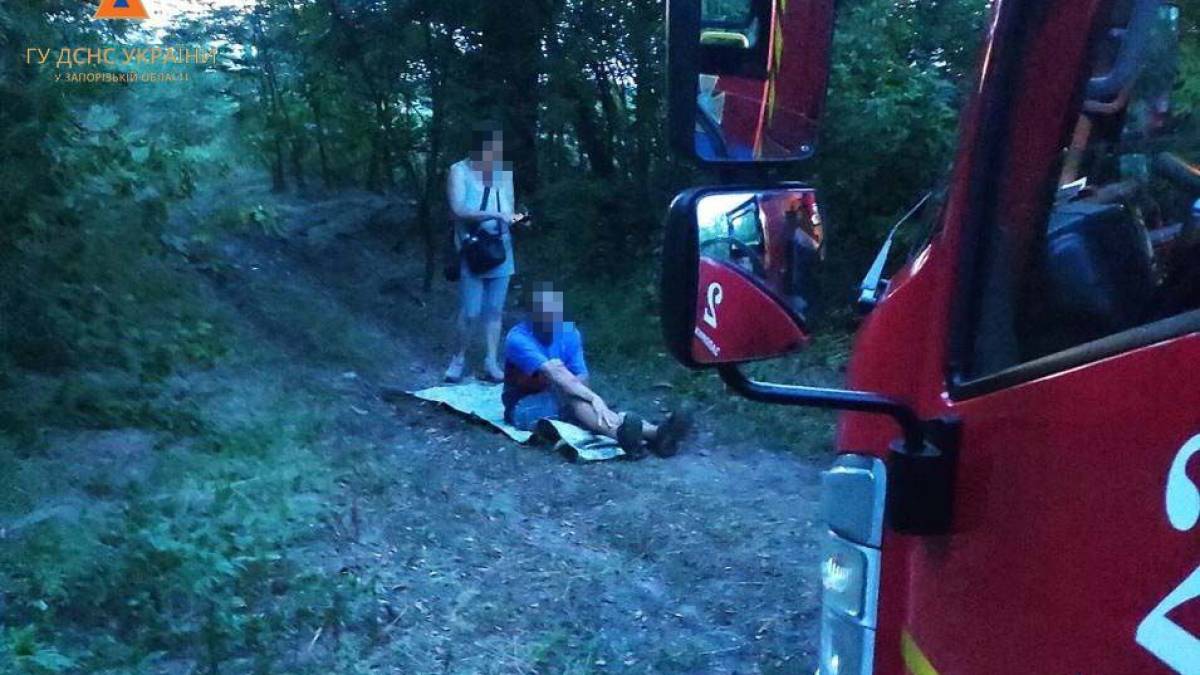 У Запоріжжі рятувальники 2 кілометри несли на ношах чоловіка, який травмувався на пляжі