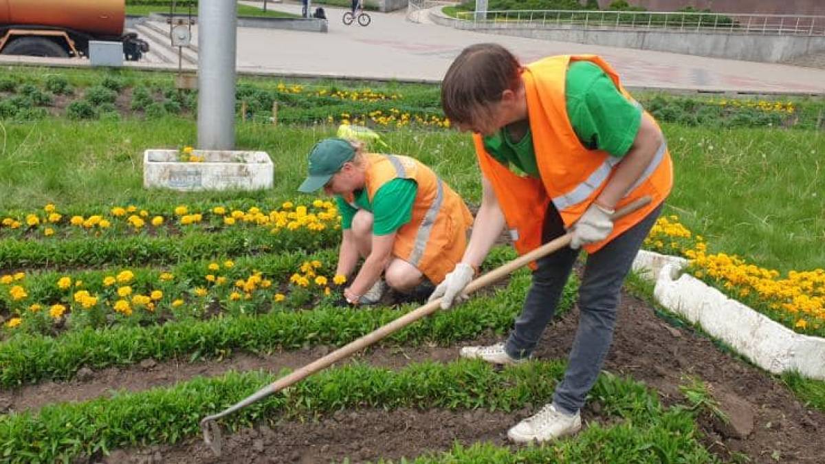 Запорізькі комунальники продовжують наводити лад у парках і скверах