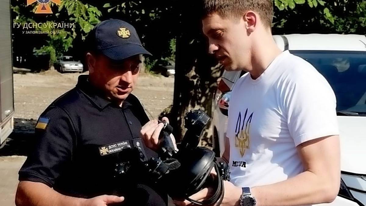 Запорізькі рятувальники отримали «протимінні чоботи»