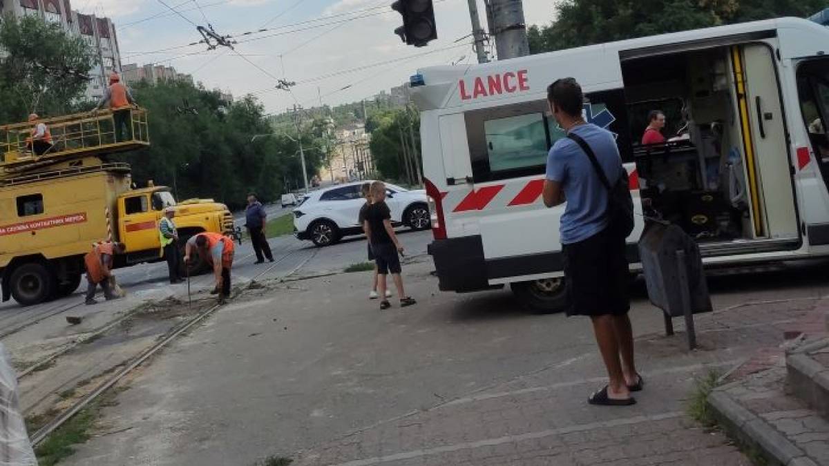 У Запоріжжі трапилася автоаварія за участі «швидкої» та трамваю – фото