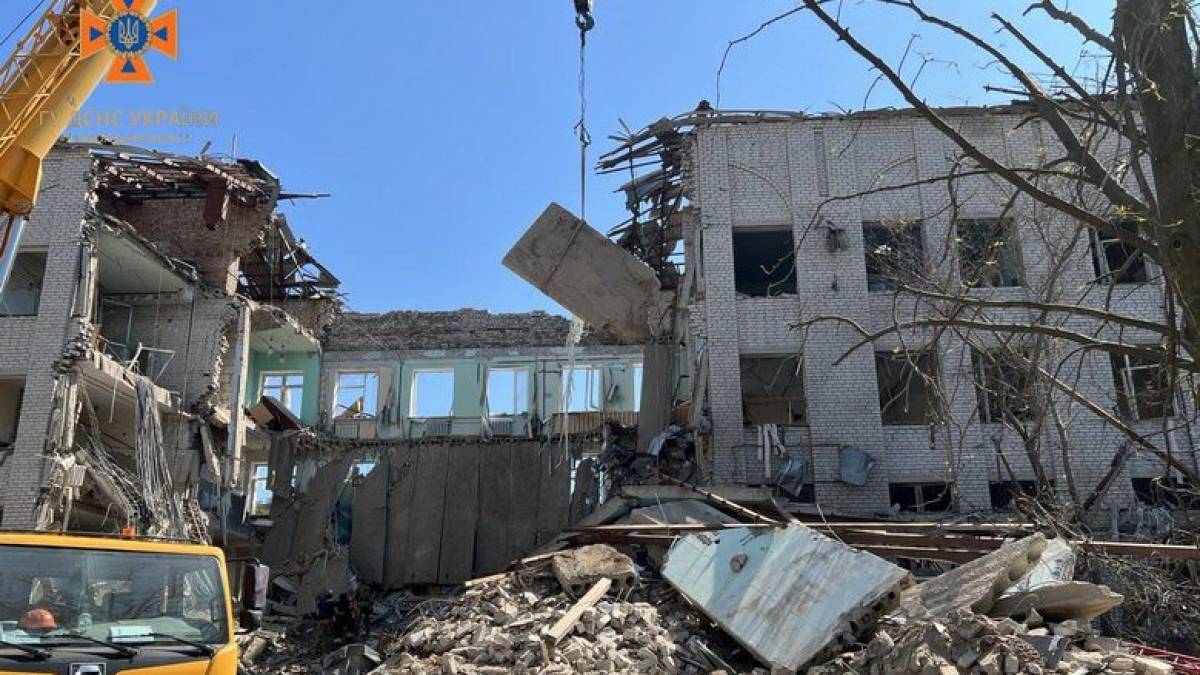 На Запоріжжі рятувальники ліквідують наслідки ворожих атак по місту Оріхову