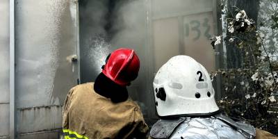 Запорізькі рятувальники загасити пожежу на причалі (фото)