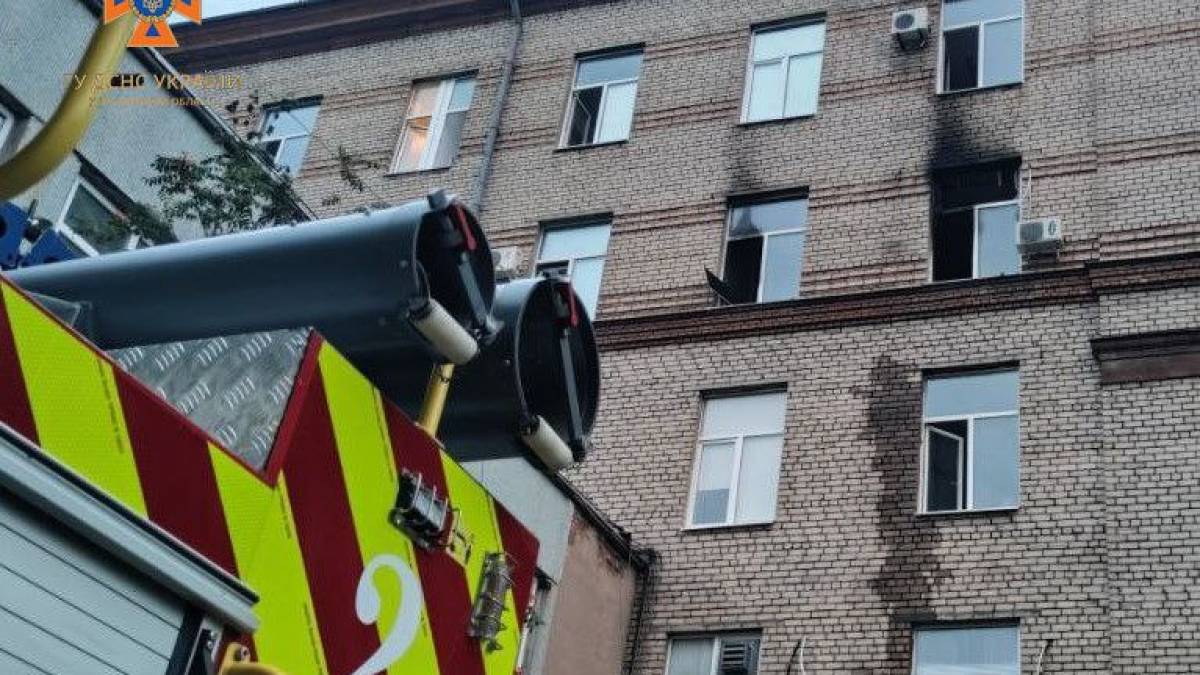 У лікарні Запоріжжя сталася пожежа: її ліквідували 68 рятувальників, – фото