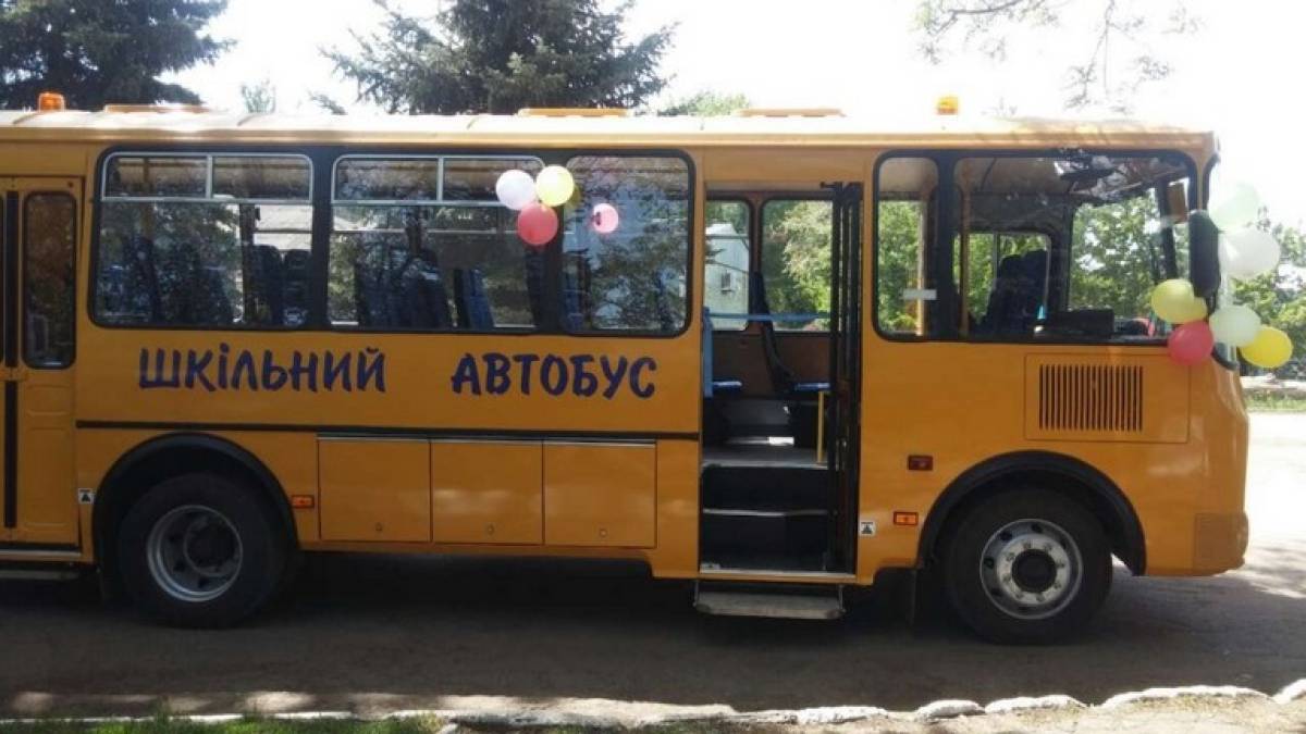 ЄС відправив 65 шкільних автобусів для України