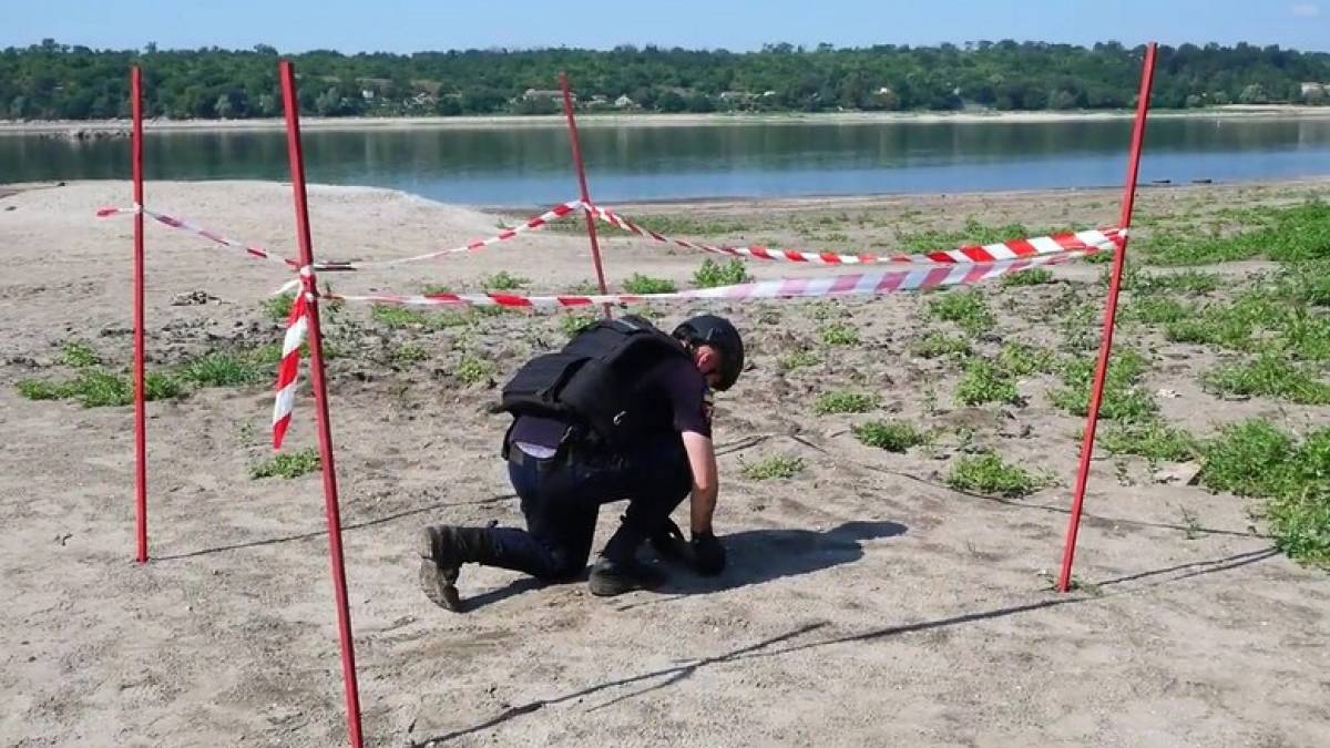 На Запоріжжі піротехніки очищають територію від смертоносних подарунків «руського міра»
