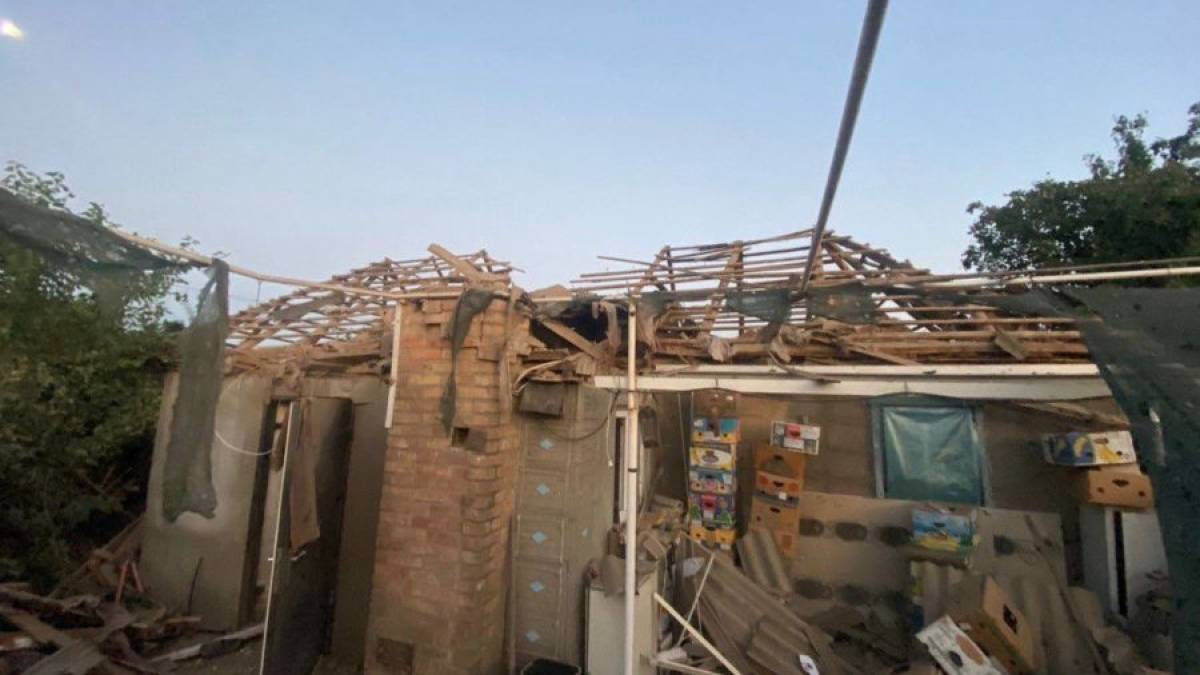 Нічні обстріли Нікополя: двоє постраждалих, пошкоджено понад 20 будинків