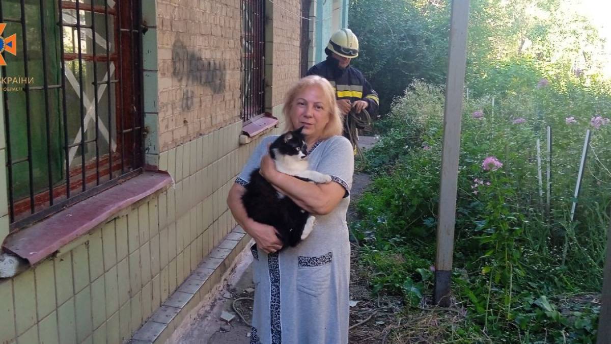 У Запоріжжі рятувальники витягли з глибокої ями Мурзика, фото