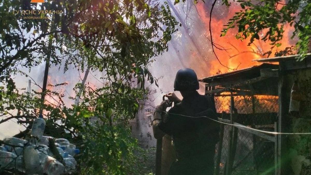У Запорізькому районі внаслідок ворожого обстрілу загорілися  4 житлових будинки