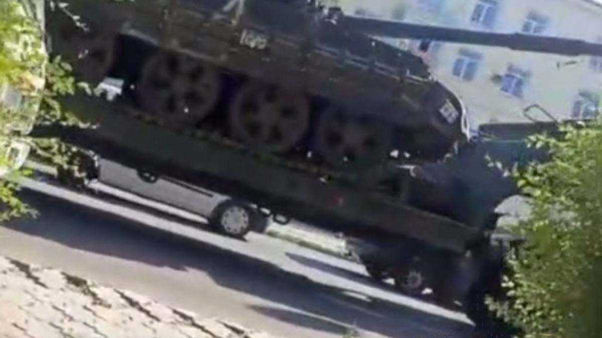 У бік Бердянська ворог відправив через Маріуполь танки та вантажівки з БК