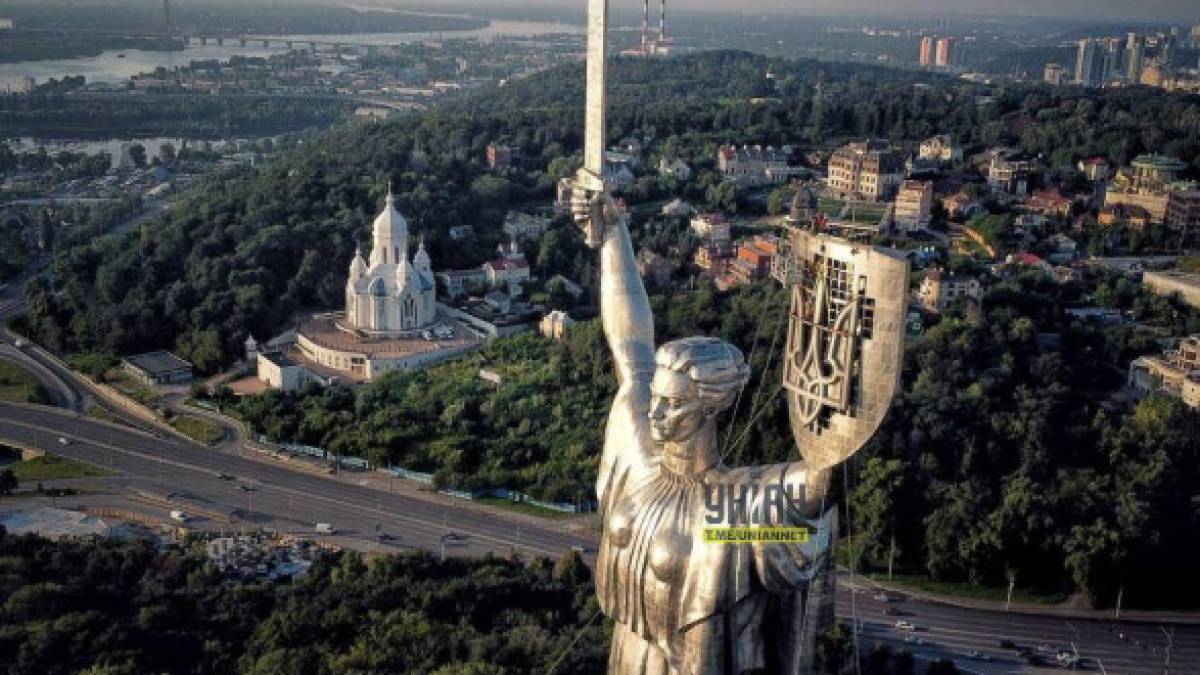 «Це сталось»: у Києві встановили тризуб на монументі «Батьківщина-мати»