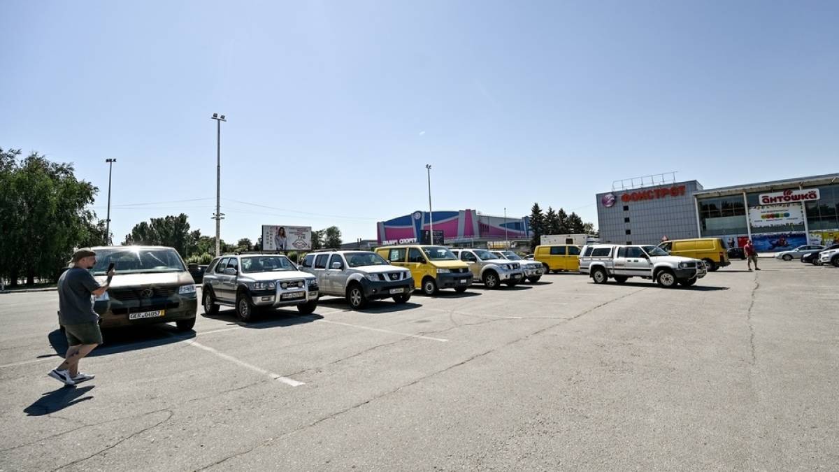 Волонтери привезли до Запоріжжя 14 автомобілів для військових