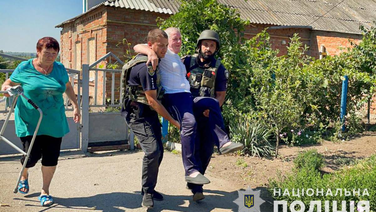 На Запоріжжі евакуювали з прифронтового села пенсіонера, який переніс інфаркт, і його дружину