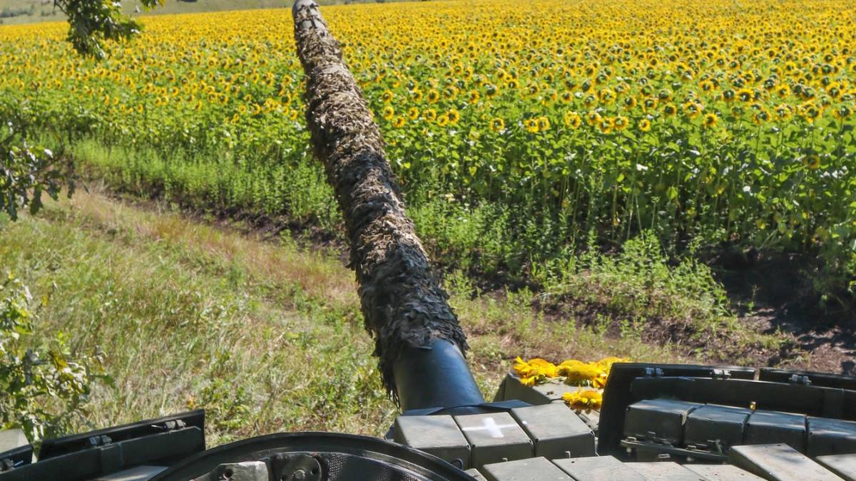 Загальні бойові втрати противника з 24.02.22 по 10.08.23 – Генштаб ЗСУ: 252200 (+580) осіб, 313 (+1) гелікоптерів, 4278 (+16) танків, 5028 (+15) артсистем