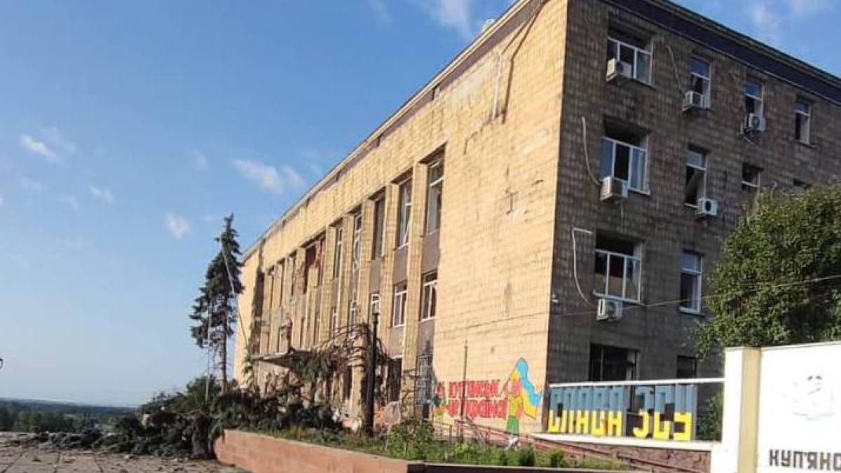 Сили рф скинули авіабомбу на міськраду в Купʼянську – ОВА