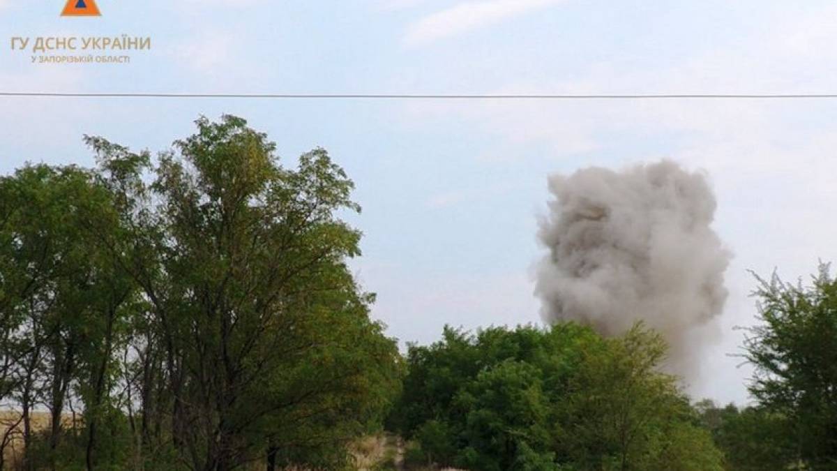Запорізькі піротехніки знищили бойову частину та залишки ракети С-300