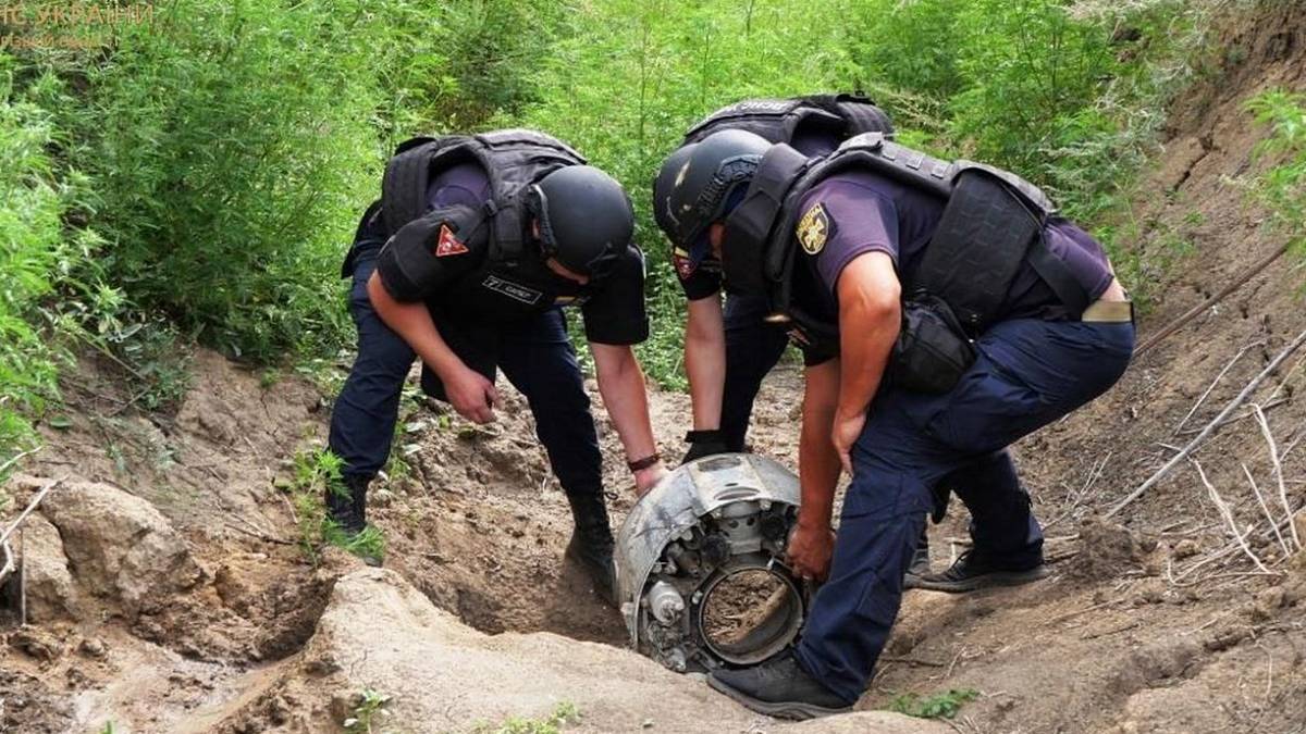 Фахівці ДСНС знищили бойову частину російської ракети (фото)