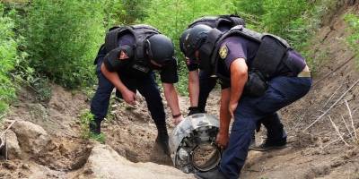 Фахівці ДСНС знищили бойову частину російської ракети (фото)