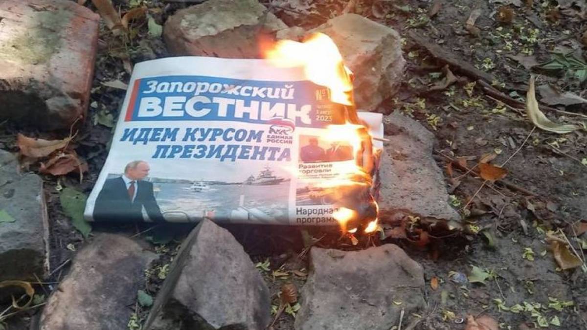 У Мелітополі активісти руху спротиву спалюють рашистську агітаційну продукцію