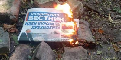У Мелітополі активісти руху спротиву спалюють рашистську агітаційну продукцію