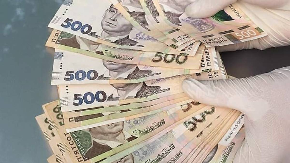Мешканка Запоріжжя щомісяця платила поліцейському, щоб він не заарештував її коханого