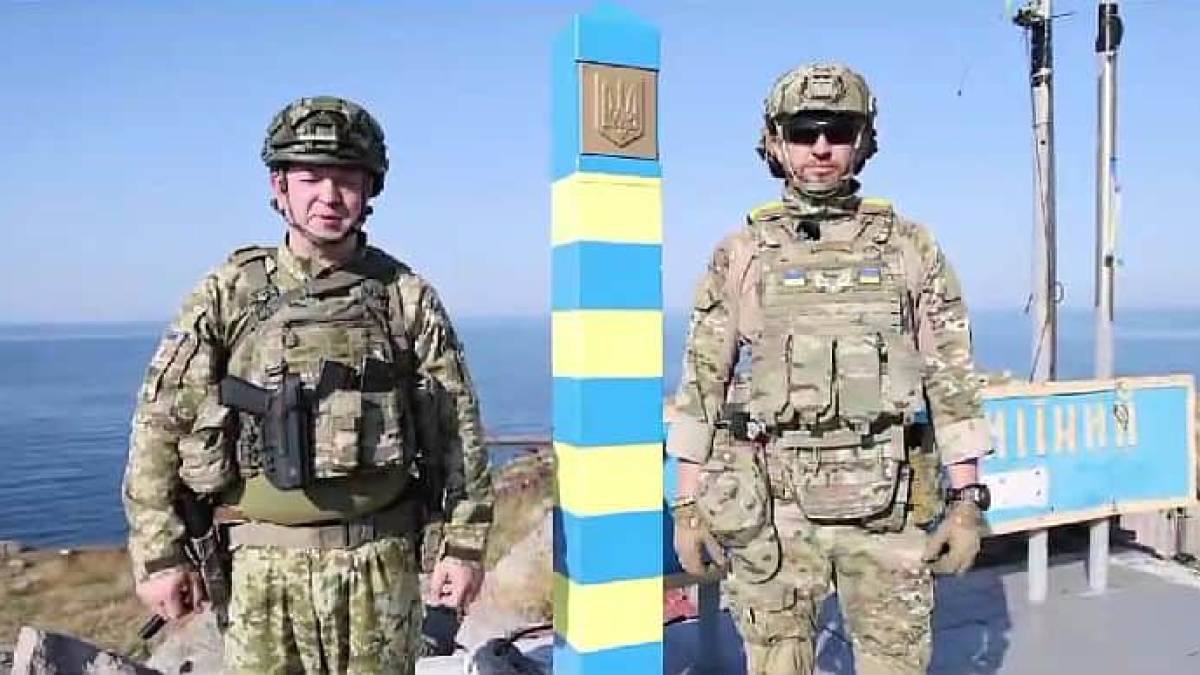На острові Зміїний встановили прикордонний знак замість знищеного окупантами