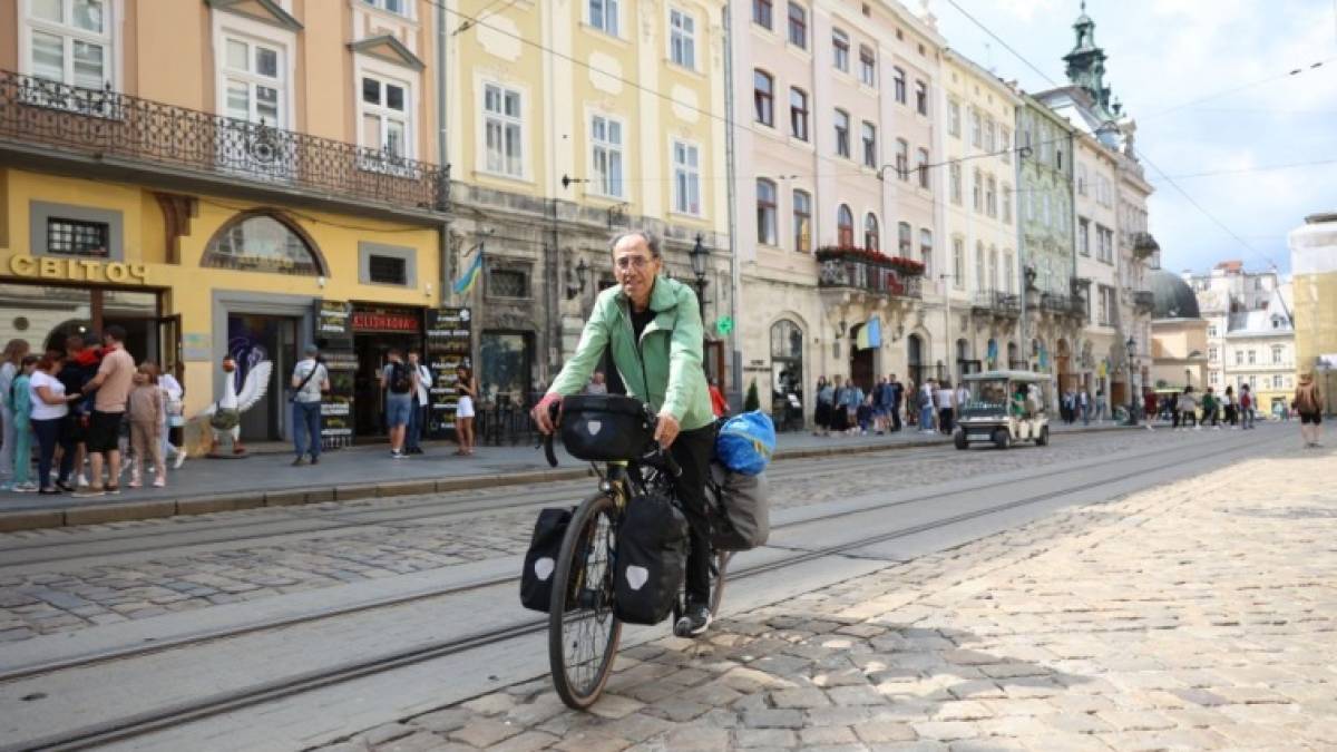70-річний лікар із Франції подолав чотири тисячі кілометрів на велосипеді…