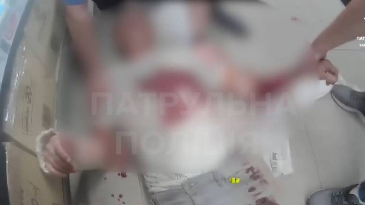У супермаркеті Запоріжжя чоловік різав собі вени – відео