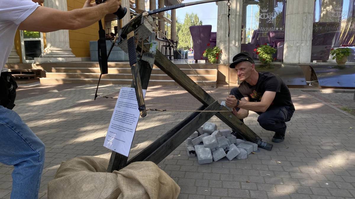 У Запоріжжі встановили “Катапульту, яка стріляє бруківкою”, щоб нагадати владі про війну та дрони