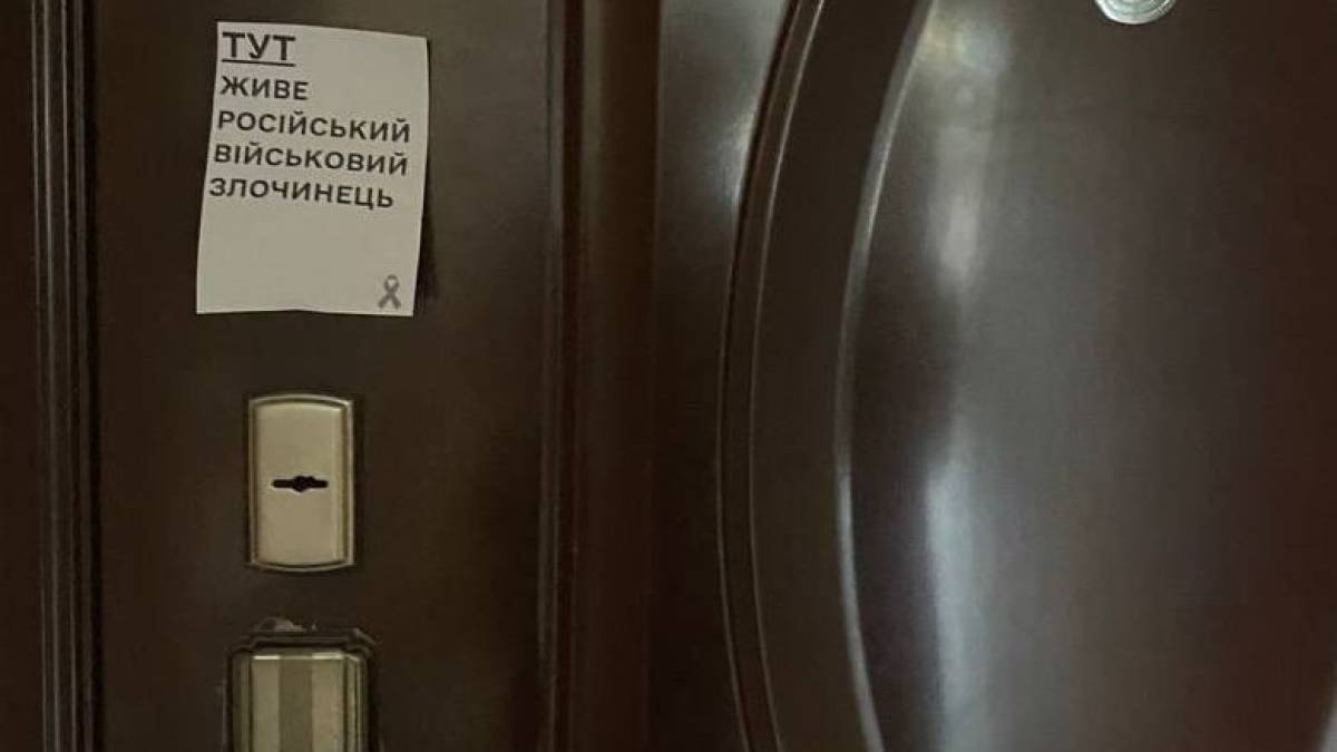 У Мелітополі активісти позначили спеціальними листівками житло окупантів та колаборантів