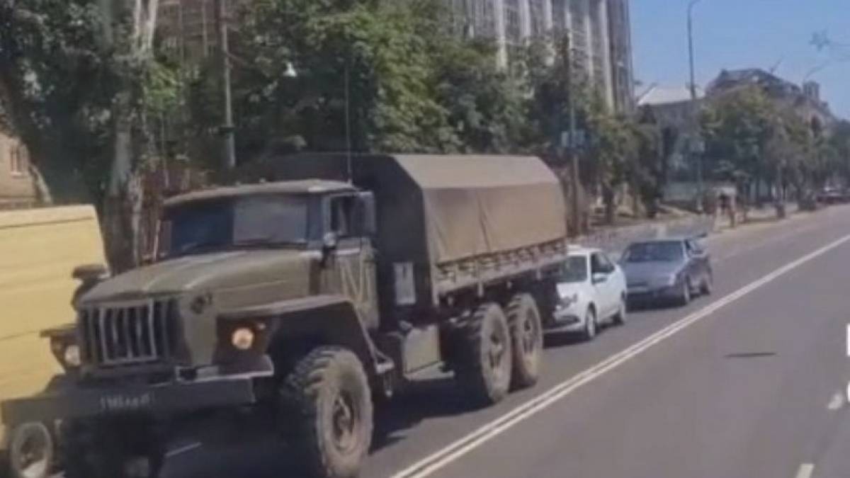 Рух окупантів через Маріуполь у бік Бердянська сповільнився, але не припинився