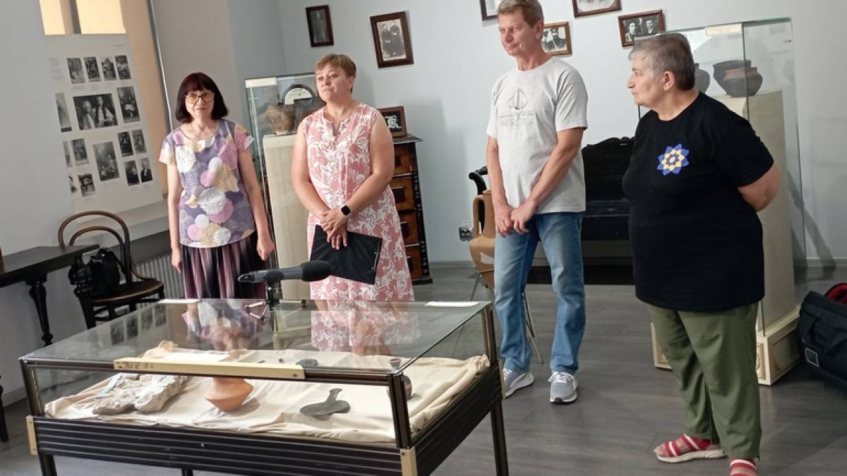 Запорізькі археологи показали цікаві артефакти