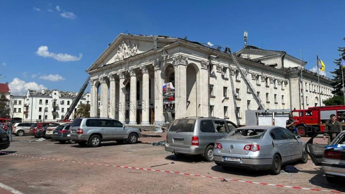 Атака по центру Чернігова: МВС — про ситуацію у місті після удару