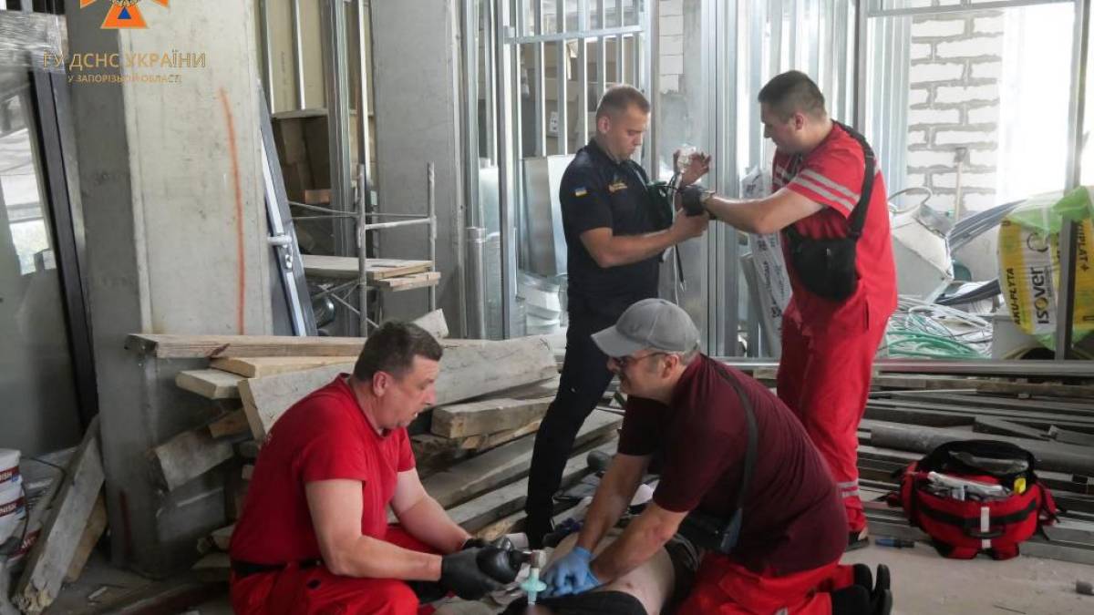 Трагедія в новобудові Запоріжжя: з висоти 4 поверху впали троє будівельників