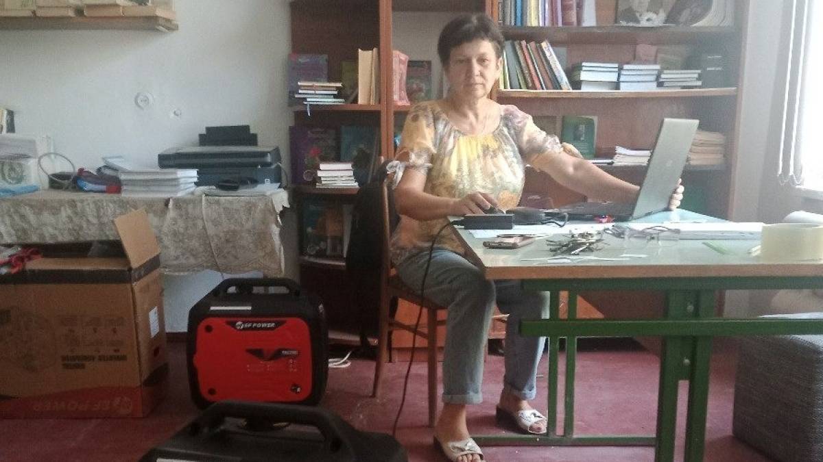 Запорізькі волонтери передали прифронтовій школі в Пологівському районі потужні генератори