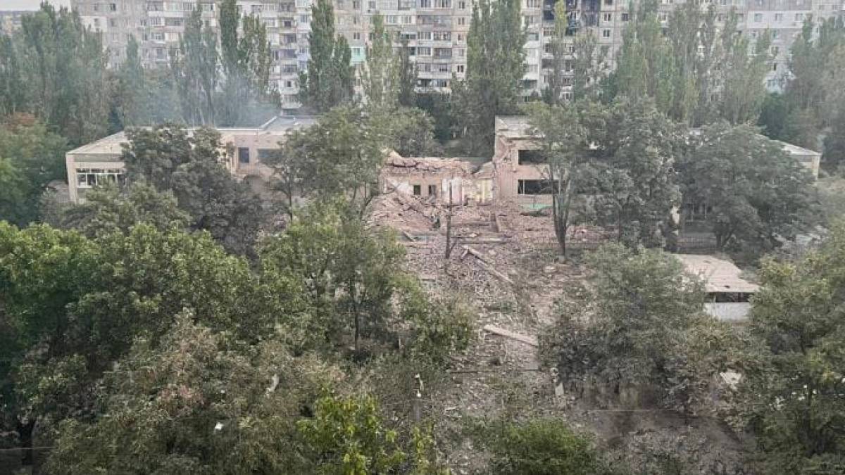 росіяни завдали авіаудару по Херсону, загорівся дитсадок