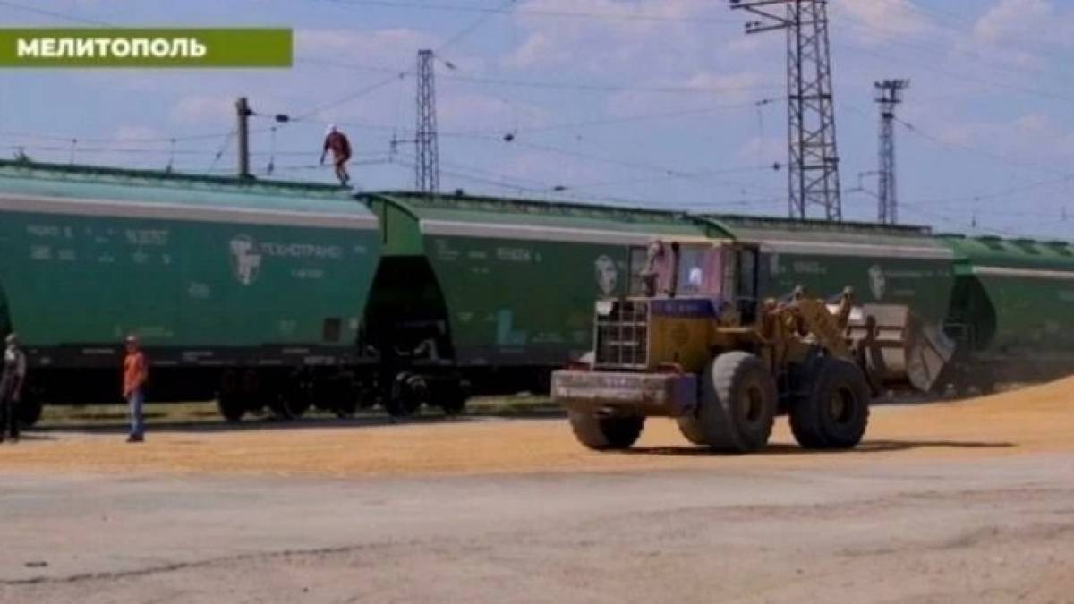 До Мелітополя окупанти везуть на лафетах порожні залізничні вагони: що відбувається