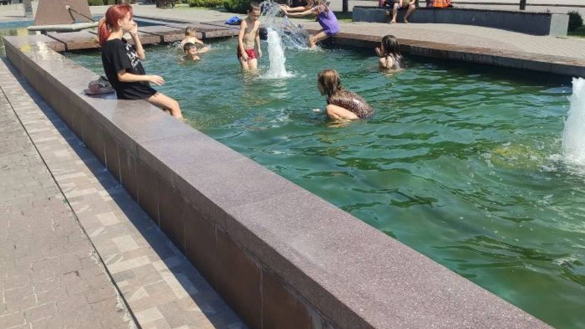 У Запоріжжі діти купаються у фонтанах: чи безпечні такі розваги?