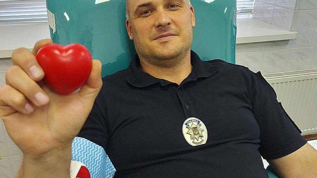 Запорізькі інспектори патрульної поліції регулярно здають кров (фото)
