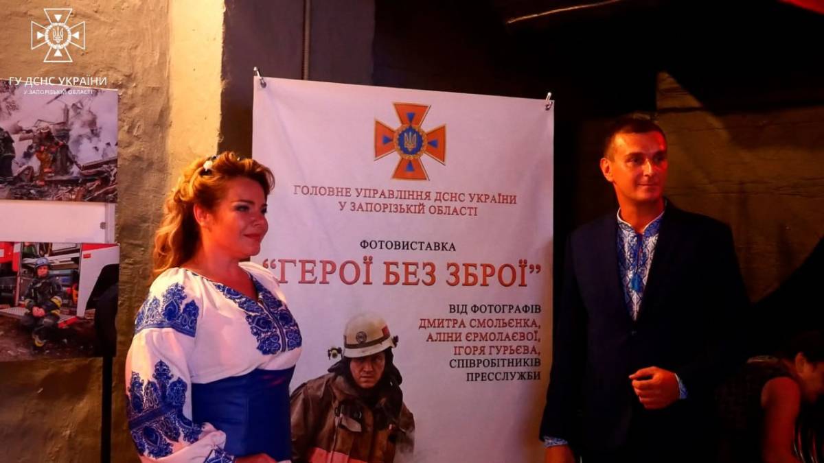 Фотовиставка «Герої без зброї» – тепер у Незламному хабі