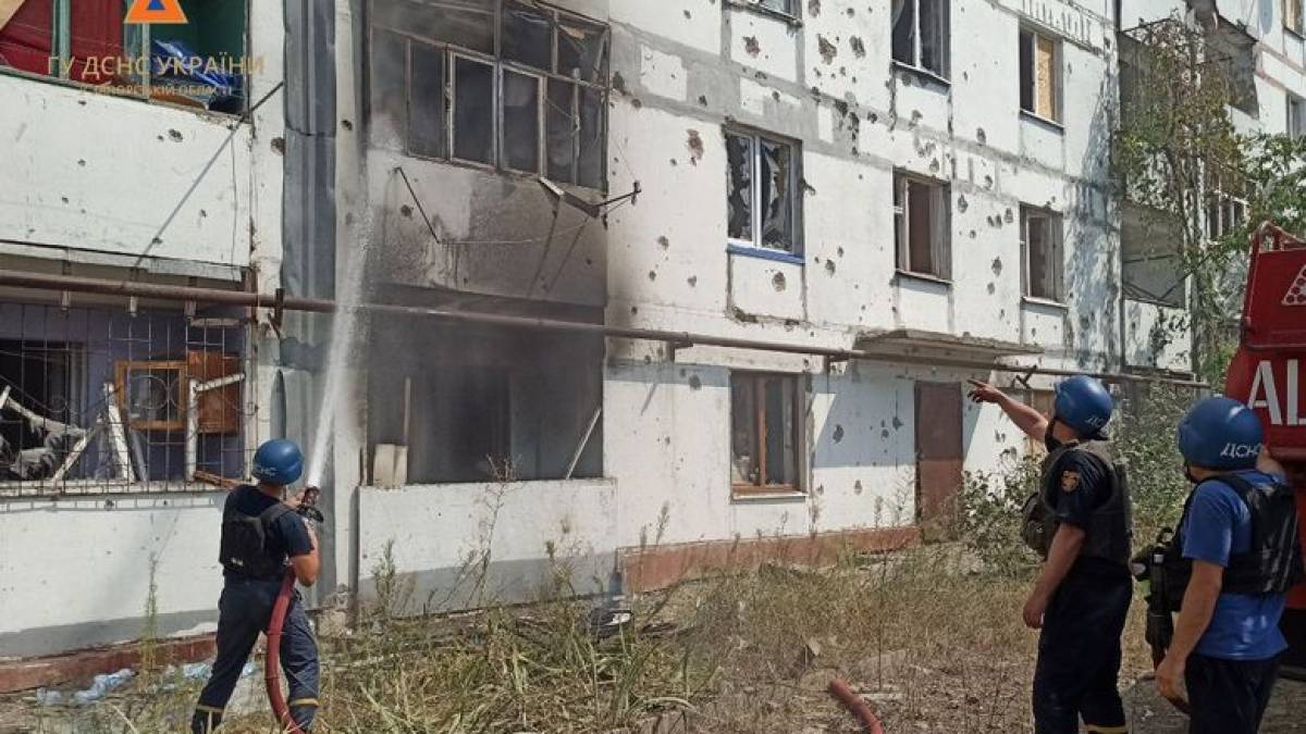 На Запоріжжі рашисти обстріляли Степногірськ: сталася пожежа у п’ятиповерховому будинку