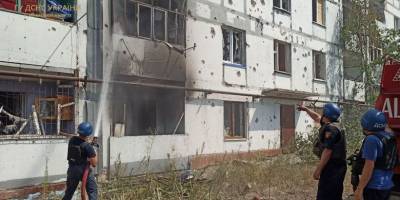 На Запоріжжі рашисти обстріляли Степногірськ: сталася пожежа у п’ятиповерховому будинку