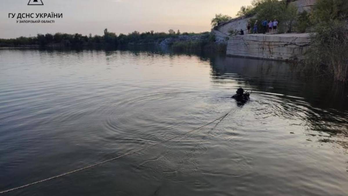 У Запорізькій області хлопець стрибнув зі скелі у воду та зник