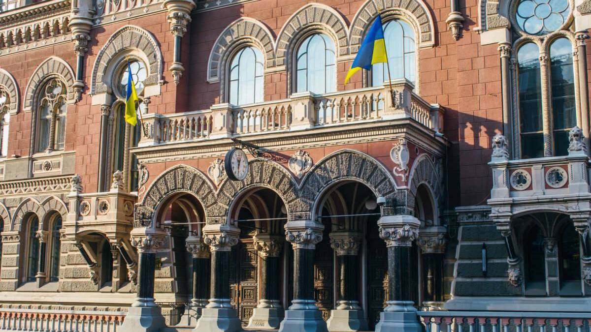 НБУ дозволив купувати більше безготівкової валюти