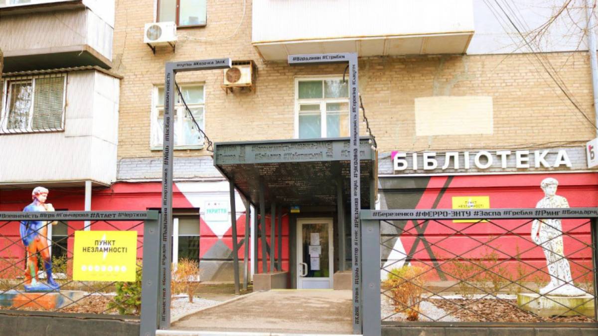 На «Мапі України. Обійми» – й ляльки запорізьких майстринь