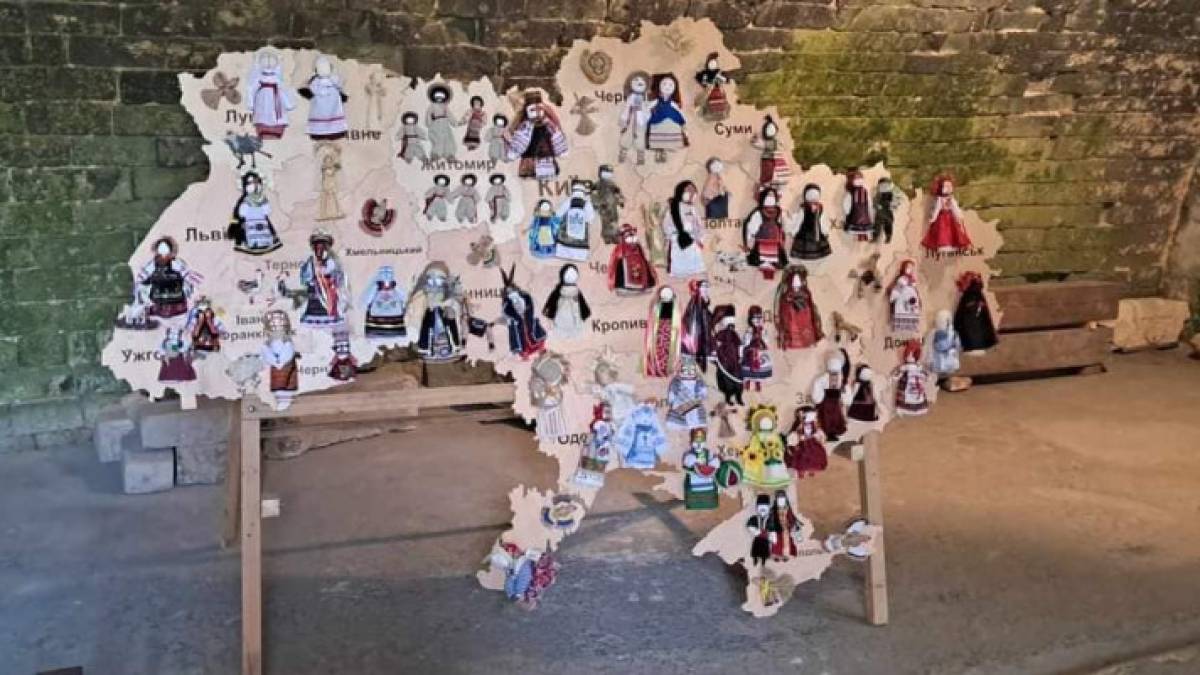 На «Мапі України. Обійми» – й ляльки запорізьких майстринь
