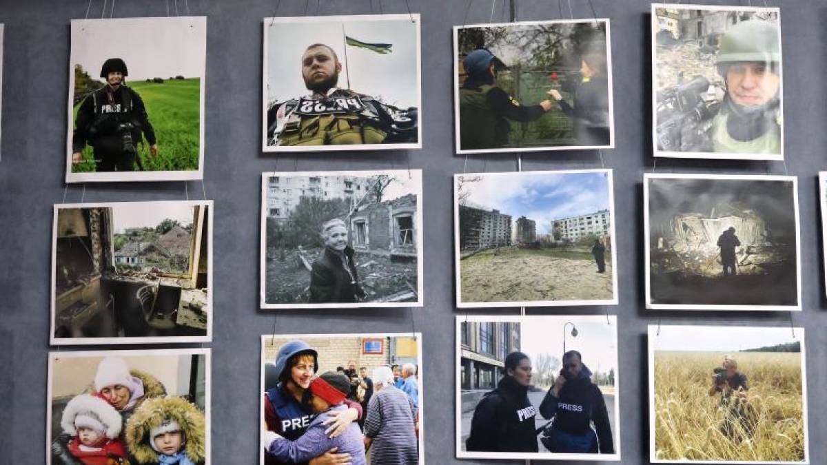 У Запоріжжі презентували фотовиставку світлин із фронту та вишивану картину