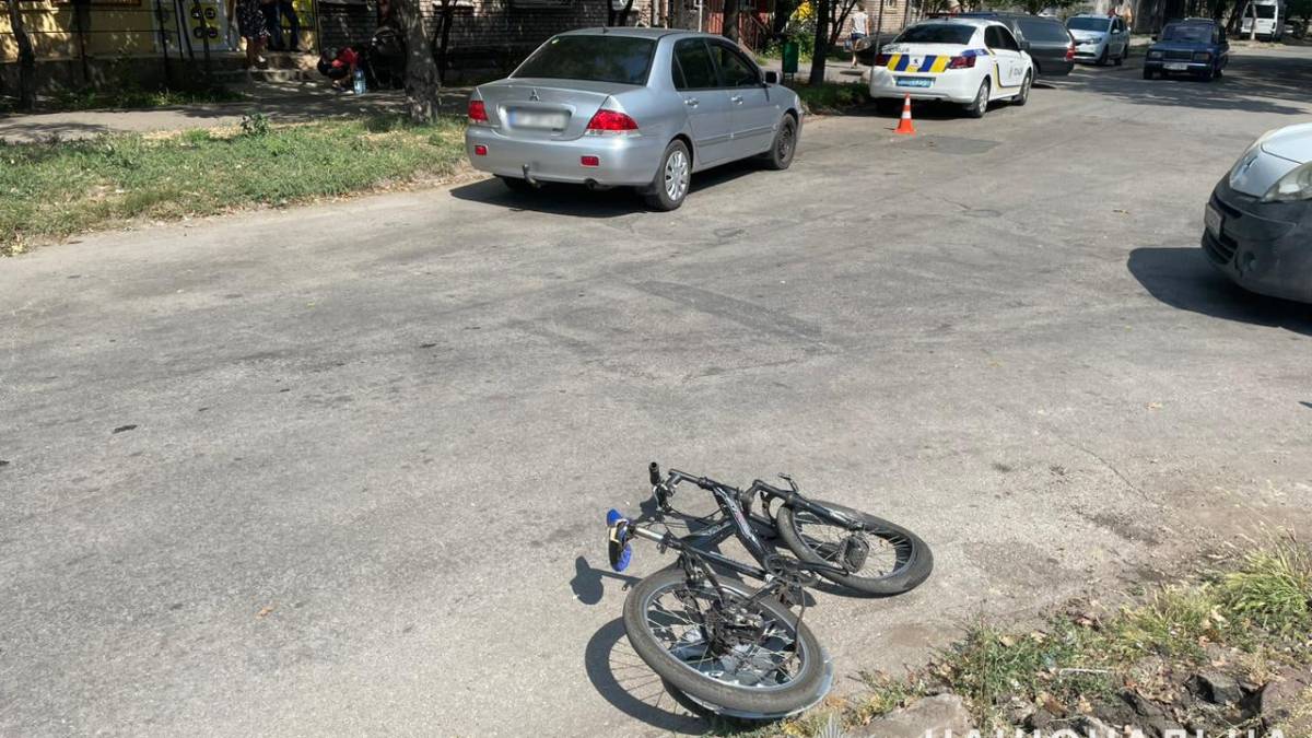 У Запоріжжі на перехресті легковик збив дитину на велосипеді