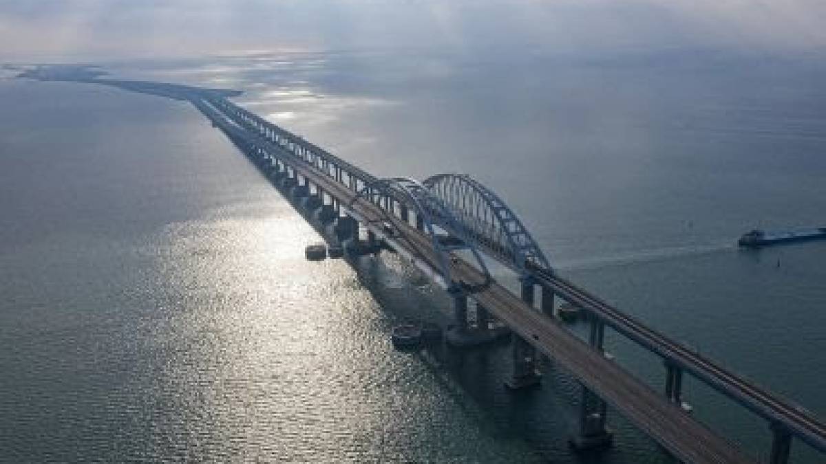 Окупанти заявили, що вночі біля Кримського мосту «знищили» три дрони