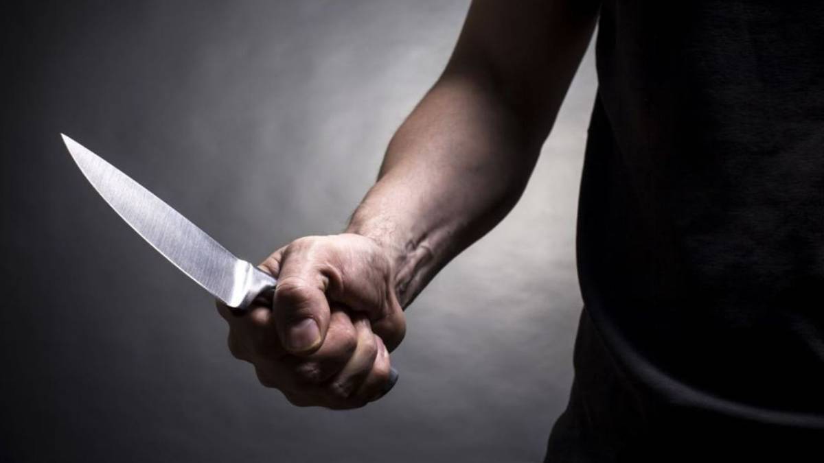 У Запоріжжі в трамваї ледве не вбили 15-річного хлопця: його рятували перехожі та поліція (відео)